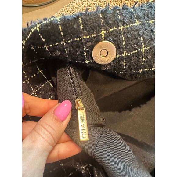 CHANEL Coco Country Camellia Tote - Picture 13 of 16